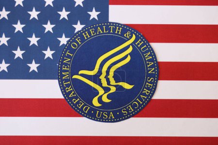 Foto de KYIV, UCRANIA - 9 de marzo de 2024 Departamento de Salud y Servicios Humanos de los Estados Unidos sellan la bandera de Estados Unidos de América de cerca - Imagen libre de derechos