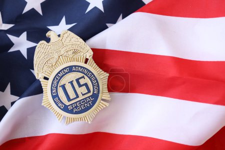 Foto de KYIV, UCRANIA - 9 DE MARZO DE 2024 US DEA Special Agent badge on United States of America flag close up - Imagen libre de derechos