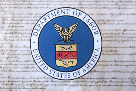 Téléchargez les photos : KYIV, UKRAINE - 9 MARS 2024 Le ministère du Travail américain appose son sceau sur la Constitution des États-Unis close up - en image libre de droit