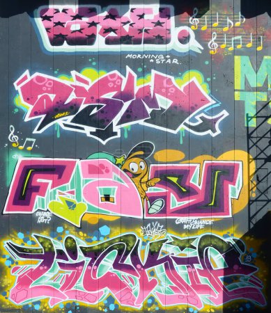 Die alte Wand mit Farbflecken im Stil der Street-Art-Kultur dekoriert. Bunter Hintergrund voller Graffiti-Malerei mit hellen Aerosolumrissen an der Wand. Farbige Hintergrundtextur