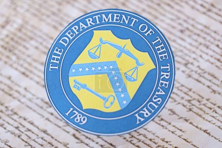 Téléchargez les photos : KYIV, UKRAINE - 9 MARS 2024 États-Unis Le sceau du Département du Trésor apposé sur la Constitution des États-Unis ferme - en image libre de droit