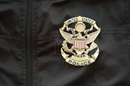 Foto de KYIV, UCRANIA - 9 DE MARZO DE 2024 US United States Park Police badge on black jacket uniform close up - Imagen libre de derechos