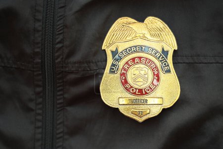 Foto de KYIV, UCRANIA - 9 de marzo de 2024 US Treasury Police Secret Service Officer badge on black jacket uniform close up - Imagen libre de derechos