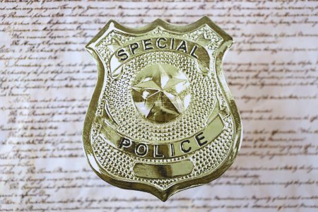 Foto de KYIV, UCRANIA - 9 de marzo de 2024 US Special Police badge on United States Constitution close up - Imagen libre de derechos