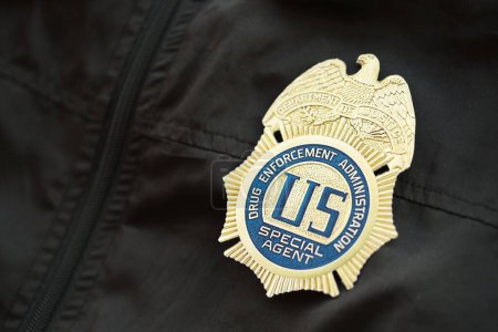 Téléchargez les photos : KYIV, UKRAINE - 9 MARS 2024 US DEA Insigne d'agent spécial sur uniforme veste noire gros plan - en image libre de droit