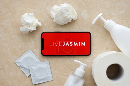 Foto de KYIV, UCRANIA - 23 de enero de 2024 LiveJasmin logotipo del sitio web de contenido para adultos en la pantalla del teléfono inteligente iPhone 12 Pro - Imagen libre de derechos