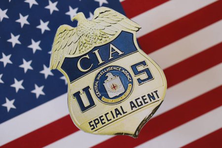 Foto de KYIV, UCRANIA - 9 de marzo de 2024 US CIA Central Intelligence Agency badge on United States of America flag close up - Imagen libre de derechos