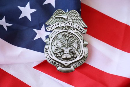 Foto de KYIV, UCRANIA - 9 de marzo de 2024 US Army Military Police badge on United States of America flag close up - Imagen libre de derechos