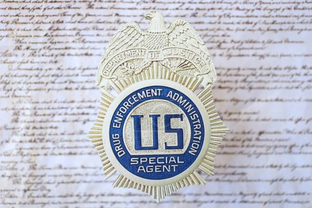 Foto de KYIV, UCRANIA - 9 DE MARZO DE 2024 US DEA Special Agent badge on United States Constitution close up - Imagen libre de derechos