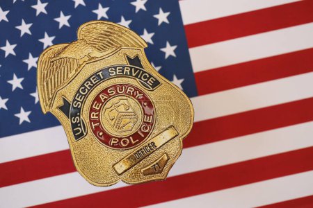 Foto de KYIV, UCRANIA - 9 de marzo de 2024 US Treasury Police Secret Service Officer badge on United States of America flag close up - Imagen libre de derechos