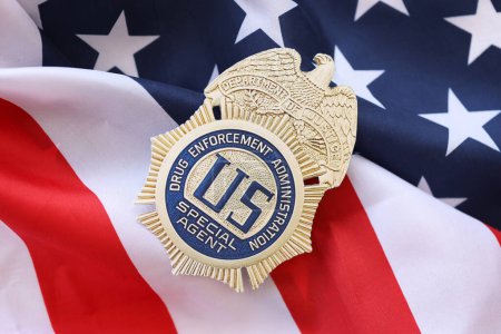 Téléchargez les photos : KYIV, UKRAINE - 9 MARS 2024 US DEA Insigne d'agent spécial sur le drapeau des États-Unis d'Amérique gros plan - en image libre de droit