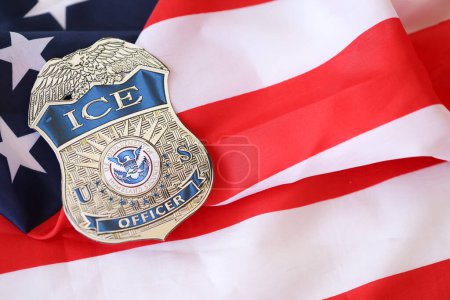 Foto de KYIV, UCRANIA - 9 de marzo de 2024 US ICE Officer badge on United States of America flag close up - Imagen libre de derechos