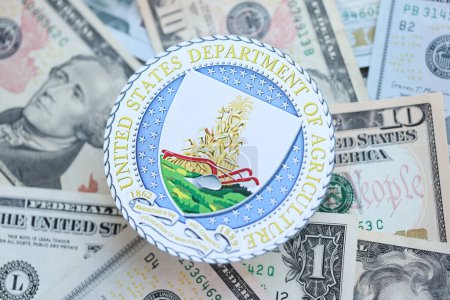 Foto de KYIV, UCRANIA - 9 de marzo de 2024 El Departamento de Agricultura de los Estados Unidos sella muchos billetes en dólares estadounidenses de cerca - Imagen libre de derechos