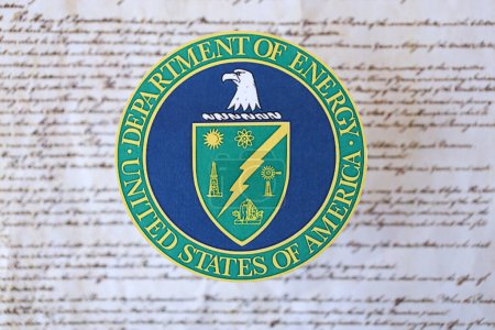 Téléchargez les photos : KYIV, UKRAINE - 9 MARS 2024 Le ministère américain de l'Énergie appose son sceau sur la Constitution des États-Unis close up - en image libre de droit