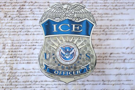 Foto de KYIV, UCRANIA - 9 de marzo de 2024 US ICE Insignia oficial de la Constitución de los Estados Unidos - Imagen libre de derechos