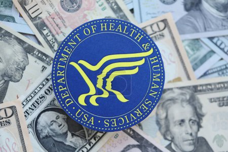 Foto de KYIV, UCRANIA - 9 de marzo de 2024 Departamento de Salud y Servicios Humanos de los Estados Unidos sellan muchos billetes en dólares estadounidenses de cerca - Imagen libre de derechos