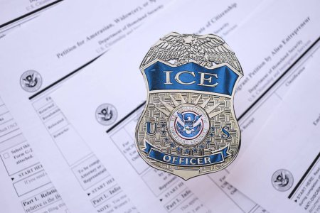 Foto de KYIV, UCRANIA - 9 de marzo de 2024 EE.UU. placa oficial de ICE en muchos formularios de inmigración USCIS de cerca - Imagen libre de derechos