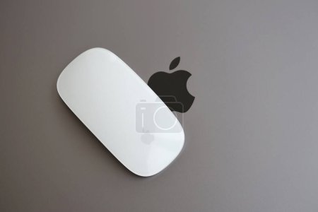 Téléchargez les photos : KYIV, UKRAINE - 27 NOVEMBRE 2023 Apple Magic Mouse 3e génération se trouve avec le gris MacBook 2021 gros plan - en image libre de droit