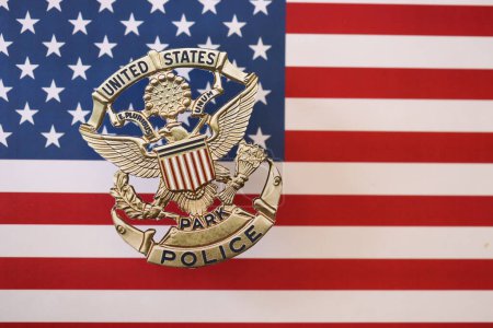 Foto de KYIV, UCRANIA - 9 de marzo de 2024 US United States Park Police badge on United States of America flag close up - Imagen libre de derechos