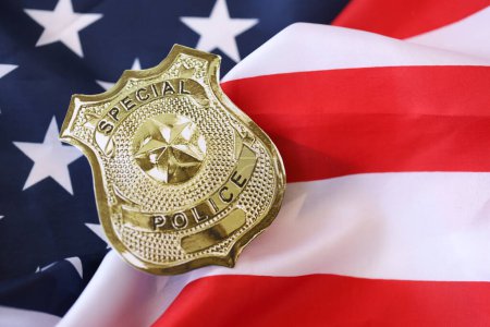Foto de KYIV, UCRANIA - 9 de marzo de 2024 US Special Police badge on United States of America flag close up - Imagen libre de derechos