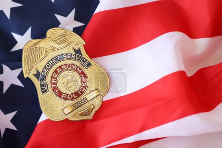 Foto de KYIV, UCRANIA - 9 de marzo de 2024 US Treasury Police Secret Service Officer badge on United States of America flag close up - Imagen libre de derechos