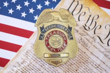 Foto de KYIV, UCRANIA - 9 de marzo de 2024 US Treasury Police Secret Service Officer badge with United States Constitution on flag close up - Imagen libre de derechos