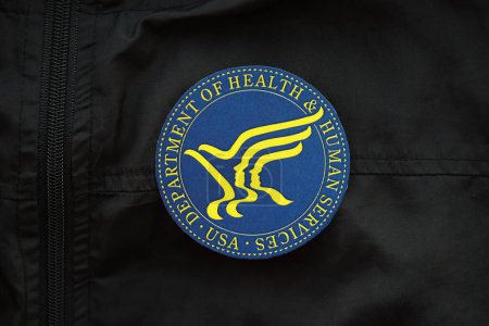 Foto de KYIV, UCRANIA - 9 de marzo de 2024 Departamento de Salud y Servicios Humanos de los Estados Unidos sellan el uniforme de chaqueta negra de cerca - Imagen libre de derechos