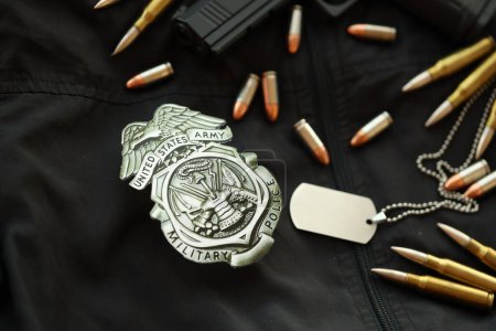 Téléchargez les photos : KYIV, UKRAINE - 9 MARS 2024 Insigne de la police militaire de l'armée américaine sur un uniforme veste noire avec arme à feu, balles et plaques d'identité rapprochées - en image libre de droit