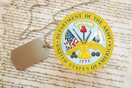 Foto de KYIV, UCRANIA - 9 de marzo de 2024 Departamento de Sello del Ejército de los Estados Unidos con placas de identificación sobre la Constitución de los Estados Unidos - Imagen libre de derechos