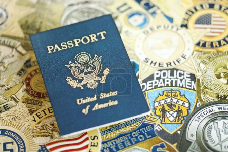 Téléchargez les photos : KYIV, UKRAINE - 9 MARS 2024 Passeport américain sur les insignes de différents services de police des États-Unis imprimés sur papier gros plan - en image libre de droit