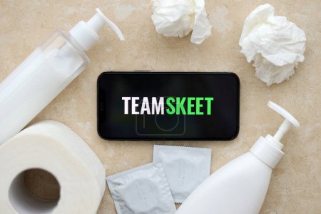 Foto de KYIV, UCRANIA - 23 de enero de 2024 TeamSkeet logotipo del sitio web de contenido para adultos en la pantalla del teléfono inteligente iPhone 12 Pro - Imagen libre de derechos