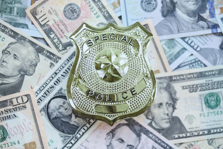 Foto de KYIV, UCRANIA - 9 de marzo de 2024 La insignia de la Policía Especial de los Estados Unidos en muchos billetes de dólar estadounidense se cierra - Imagen libre de derechos