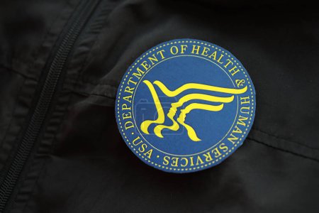 Foto de KYIV, UCRANIA - 9 de marzo de 2024 Departamento de Salud y Servicios Humanos de los Estados Unidos sellan el uniforme de chaqueta negra de cerca - Imagen libre de derechos