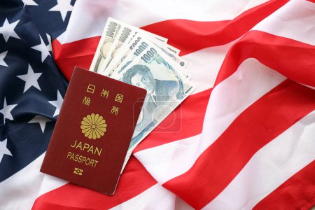 Passeport japonais avec billets en yen japonais sur le drapeau des États-Unis gros plan