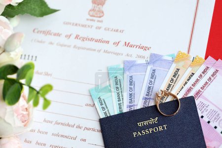 Certificat indien d'enregistrement de mariage document vierge et alliance avec de l'argent rupiah sur la table close up