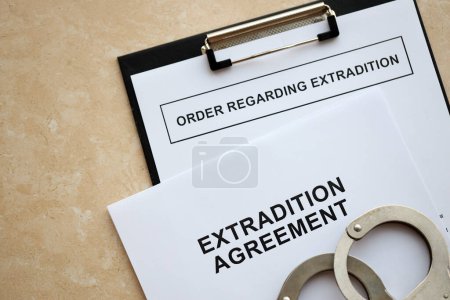 Acuerdo de extradición y orden en cuanto a extradición con esposas en la mesa de cerca