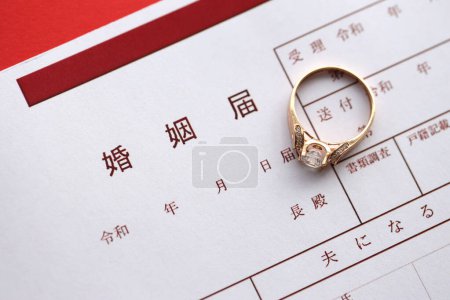 Téléchargez les photos : Enregistrement de mariage japonais document vierge et bague de proposition de mariage sur table close up - en image libre de droit