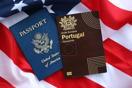 Pasaporte de Portugal con US Passport en Estados Unidos de América bandera plegada de cerca