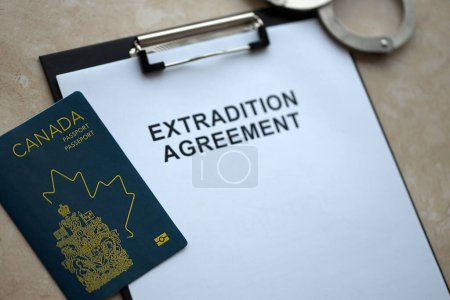 Pasaporte de Canadá y Acuerdo de Extradición con esposas en primer plano