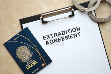 Pasaporte de Brasil y Acuerdo de Extradición con Esposas en la Mesa