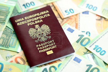 Roter polnischer Pass und große Menge an Euro-Banknoten machen dicht