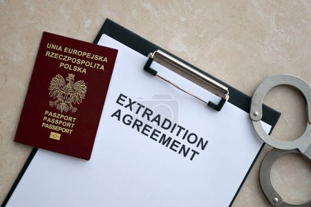 Pasaporte de Polonia y Acuerdo de Extradición con esposas en primer plano