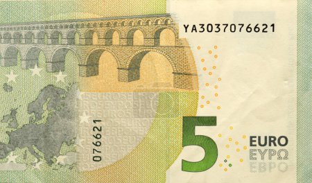 Fragment eines Fünf-Euro-Scheins. Farbenfrohe Details der Fünf-Euro-Banknote der Europäischen Union aus nächster Nähe.