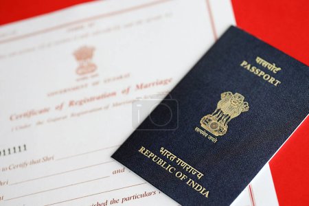 Certificat indien d'enregistrement de mariage document vierge et passeport indien sur la table gros plan