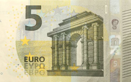 Fragment d'un billet de cinq euros. Détails colorés du billet de cinq euros en monnaie de l'Union européenne close up.