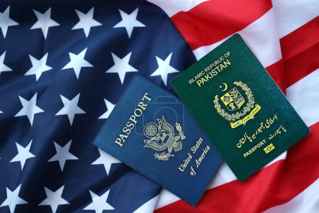 Pasaporte de Pakistán con Pasaporte de EE.UU. en Estados Unidos de América plegado bandera de cerca