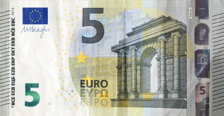 Téléchargez les photos : Fragment d'un billet de cinq euros. Détails colorés du billet de cinq euros en monnaie de l'Union européenne close up. - en image libre de droit