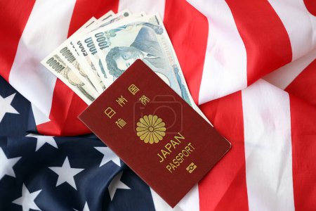 Pasaporte de Japón con billetes de yenes japoneses en la bandera de Estados Unidos