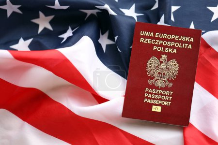 Pologne passeport sur fond de drapeau national des États-Unis fermer. Tourisme et diplomatie concept