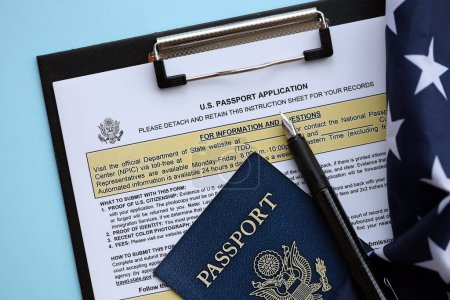 Formulaire DS11 du Département d'État La demande de passeport américain est sur la table et prête à être remplie de près. Papier pendant les opérations avec le concept de passeport américain